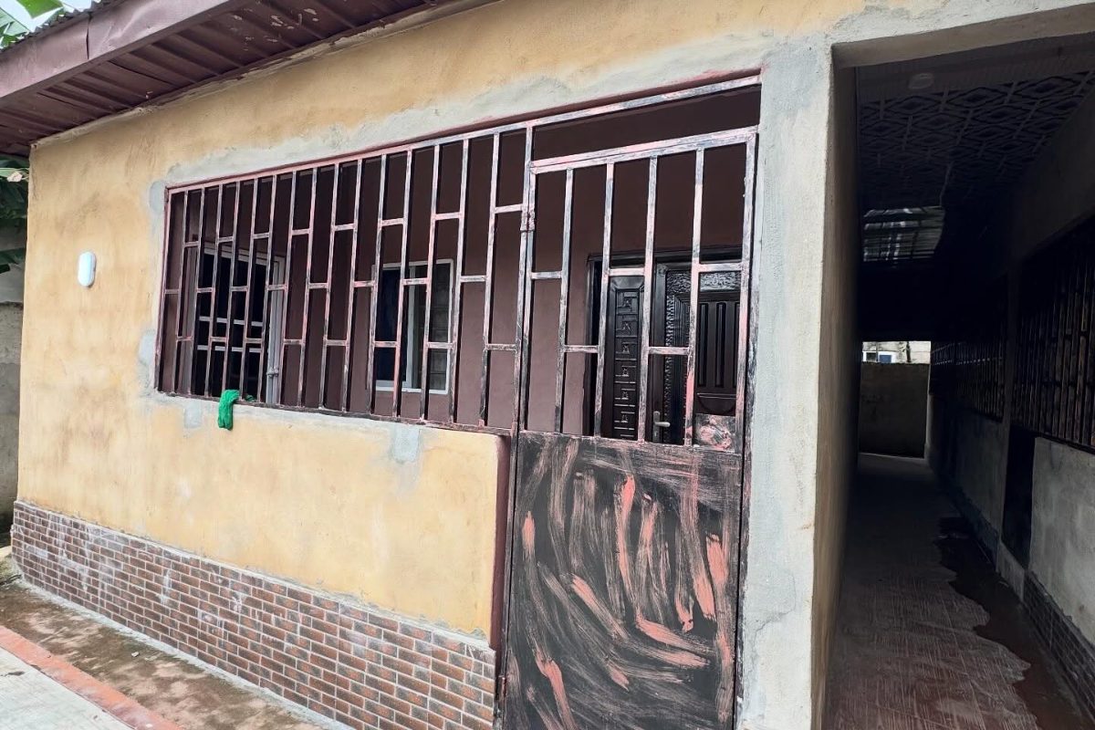 5UNITS OF SELF CON & 1UNIT OF 1BEDROOM APARTMENTS FOR SALE