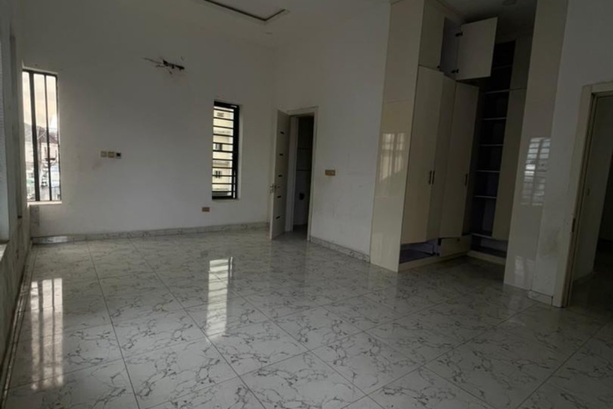 5bedroom fully detached duplex with Bq