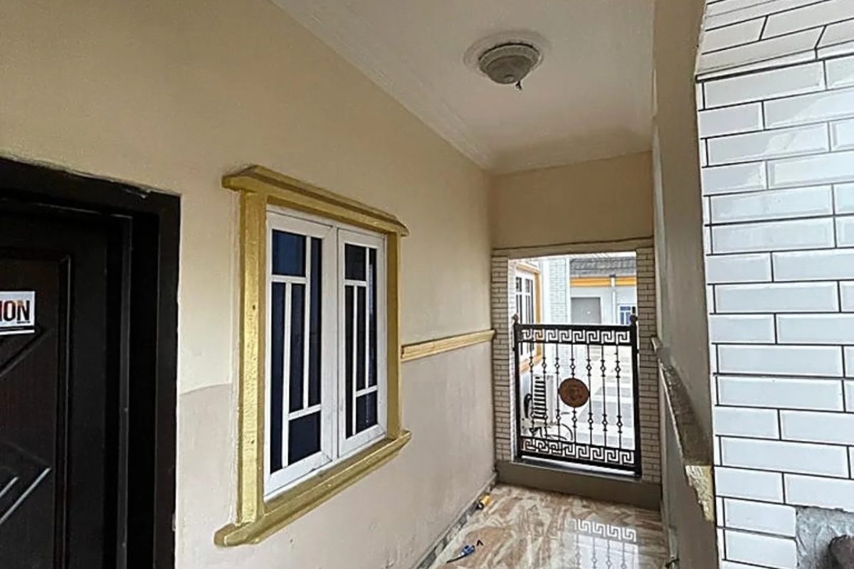 6 Bedroom Duplex wt 2 Sitting Rooms and Uncompleted Block Of Flats For Sale